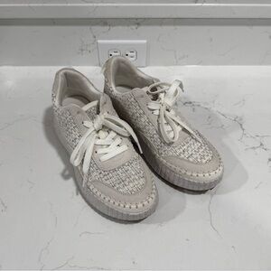 Universal Thread Stylish Cream and White Women's Sneakers